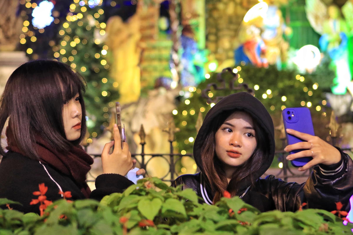 Bạn Nguyễn Thu Trang trú tại Thanh Xuân, Hà Nội cho biết: "Chỉ còn vài ngày nữa là đến lễ Giáng sinh năm nay. Vì vậy, em liền rủ thêm nhỏ bạn thân đi theo để kịp lưu lại những khoảnh khắc đẹp này. Bởi nếu đến lễ Giáng sinh nhà thờ luôn trong tình trạng đông đúc, chen chúc rất khó có thể chụp được những bức ảnh đẹp như bây giờ".