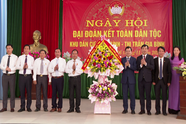Bí thư Tỉnh ủy Bắc Ninh Nguyễn Anh Tuấn dự Ngày hội Đại đoàn kết toàn dân tộc tại thôn Đông Bình, thị trấn Gia Bình, huyện Gia Bình. Ảnh: MTTQ Bắc Ninh.