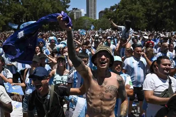 Hàng nghìn CĐV Argentina ăn mừng cuồng nhiệt trên các đường phố lớn của đất nước này (Ảnh: AFP).