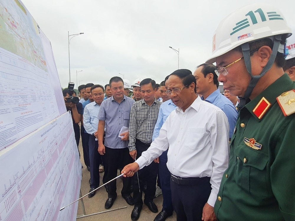 Phó Thủ tướng Lê Văn Thành kiểm tra tiến độ thi công tuyến Cao tốc Cam Lộ-La Sơn (9/9/2022). (Ảnh: Đỗ Trưởng/TTXVN).