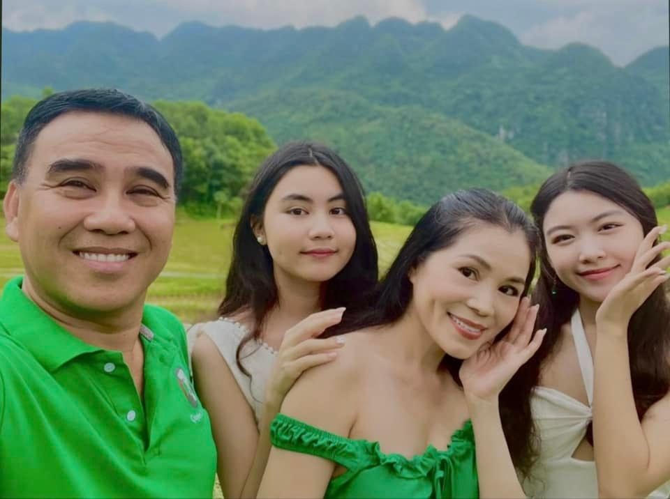 Sinh ra trong một gia đình khá giả và cha là một MC, diễn viên nổi tiếng, Lọ Lem và Hạt Dẻ có nhiều điều kiện để phát triển bản thân.
