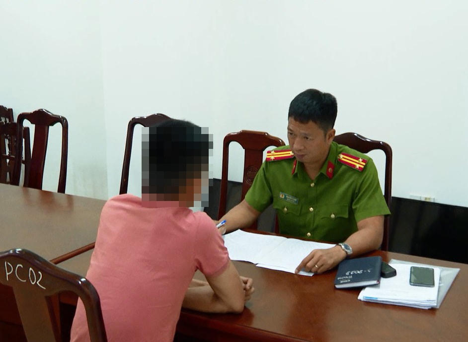 :  Một nạn nhân đến trình báo tại cơ quan Công an.