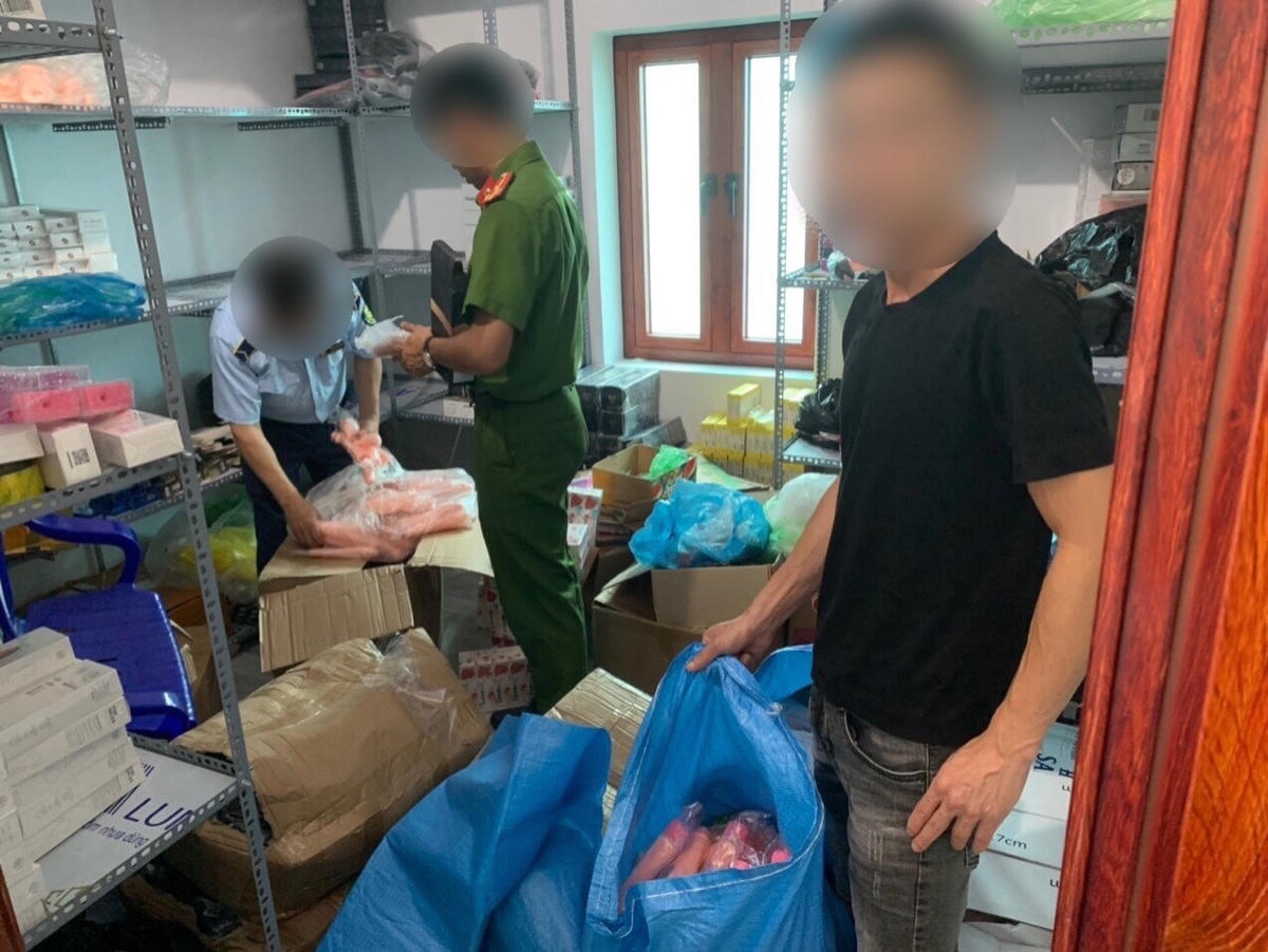 Lực lượng chức năng kiểm tra kho hàng của P.D.B (ở thôn Đầm Buôn, xã Đầm Hà, huyện Đầm Hà). Ảnh: Công an tỉnh Quảng Ninh.