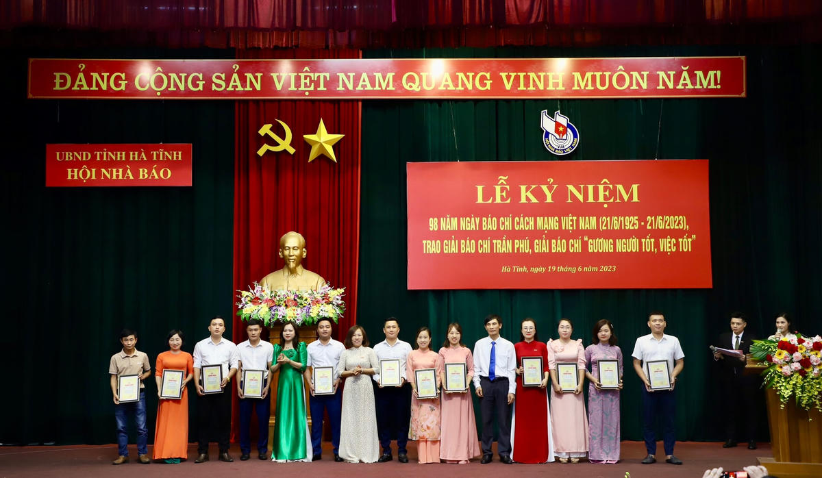 Nhà báo Cẩm Kỳ (thứ 8 từ phải sang) đại diện nhóm tác giả nhận giải Khuyến khích, Giải gương người tốt việc tốt.