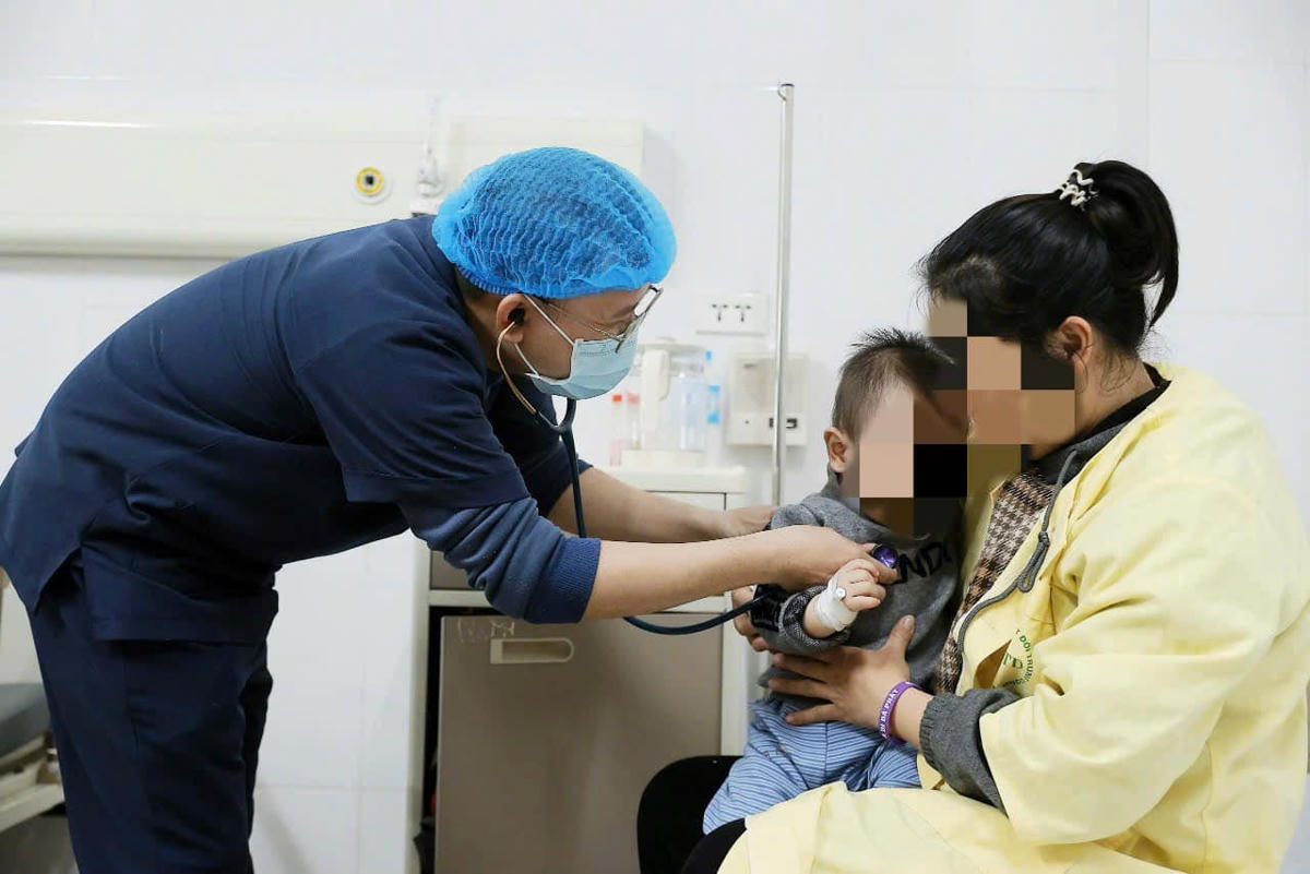 Điều trị cho bệnh nhi mắc cúm tại Bệnh viện Bệnh Nhiệt đới Trung ương. Ảnh: BVCC.