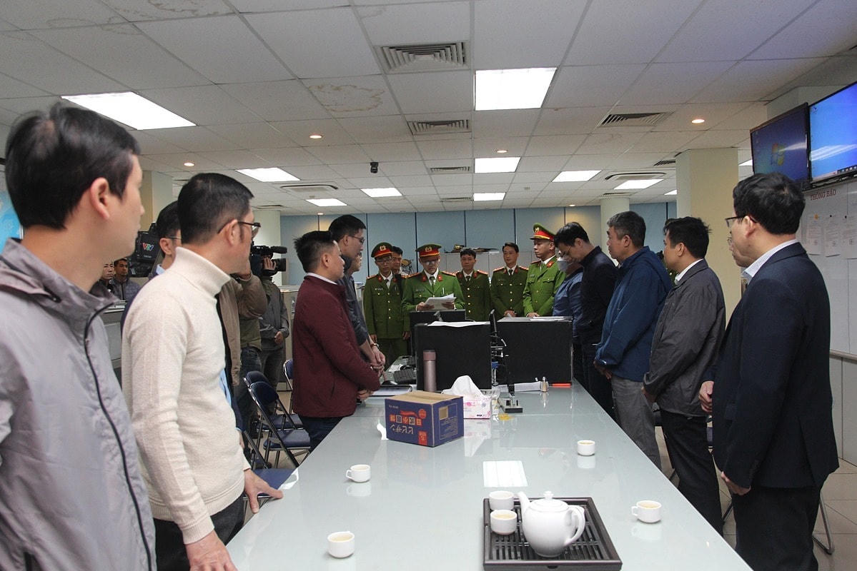 Cảnh sát thực hiện lệnh khám xét tại trụ sở Cục Đăng kiểm Việt Nam. Ảnh: Xuân Hoa.
