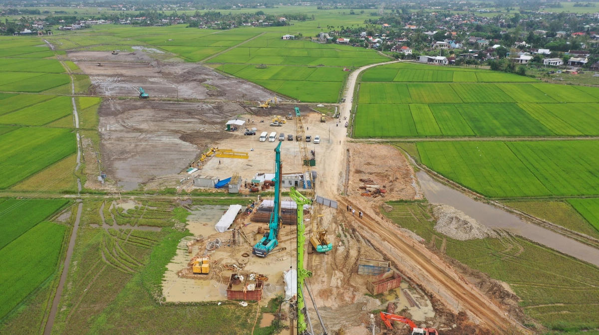 Một đoạn cao tốc nhìn từ trên cao với nhiều máy móc đã được tập kết.