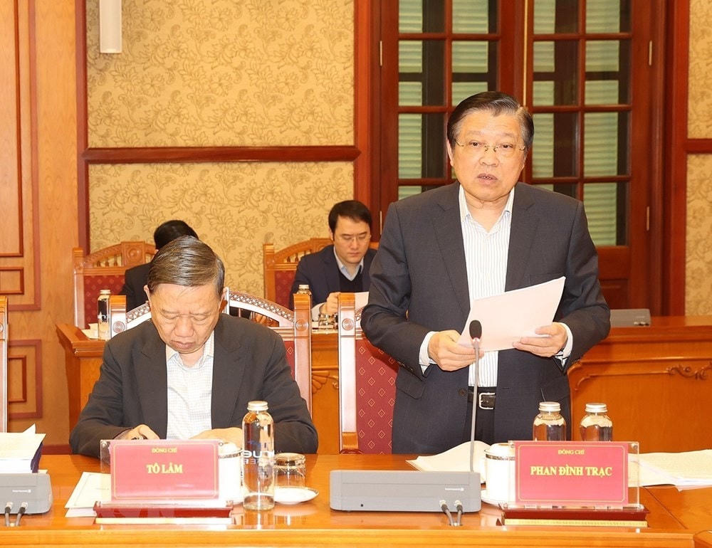 Ông Phan Đình Trạc, Ủy viên Bộ Chính trị, Bí thư Trung ương Đảng, Trưởng Ban Nội chính Trung ương, Phó Trưởng ban Thường trực Ban Chỉ đạo Trung ương về phòng, chống tham nhũng, tiêu cực phát biểu tại phiên họp. (Ảnh: Trí Dũng/TTXVN).