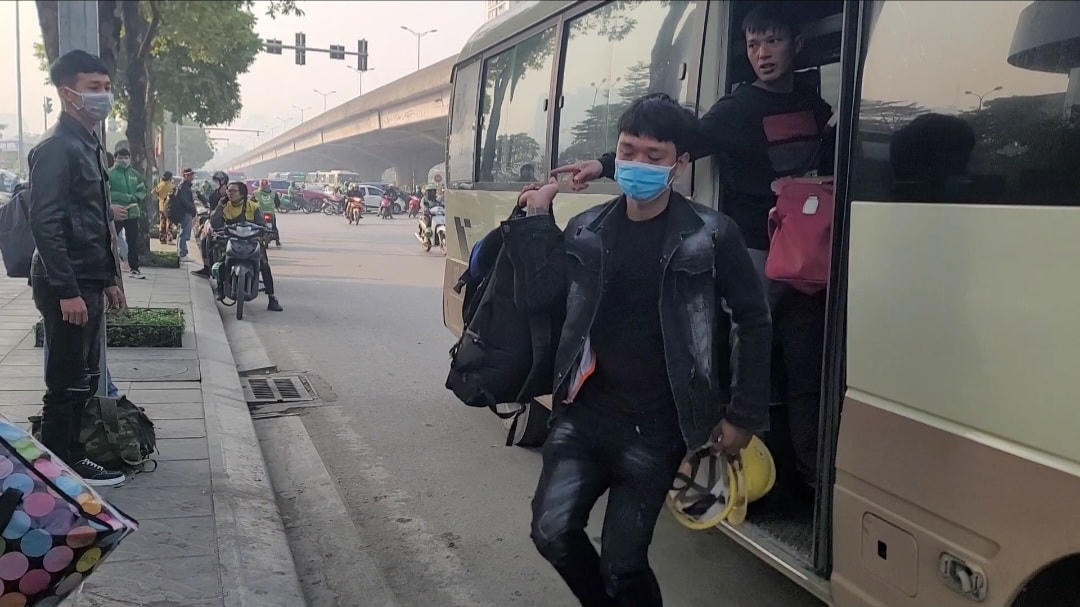 Nhà xe Linh Béo đi Phú Thọ BKS 19B – 00486, vừa qua ngã tư Dịch Vọng hướng đi Cầu Thăng Long đã tấp vào lề đường đón khách, tiếp tục chạy khoảng 30 m xe này đột ngột dừng lại, sau đó 2 hành khách xuống xe kèm hành lý.