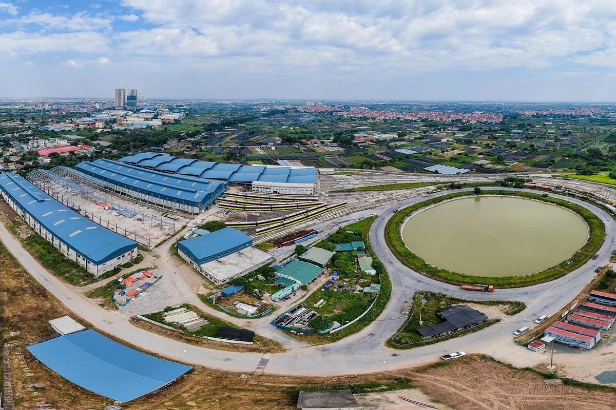 Theo đó, Đường sắt đô thị Nhổn - ga Hà Nội đoạn trên cao được vận hành theo 2 biểu đồ chạy tàu ngày, thời gian từ 9h00 - 19h00, với số đoàn tàu tối đa 4 - 8 đoàn tàu chạy trong 5 ngày nối tiếp.