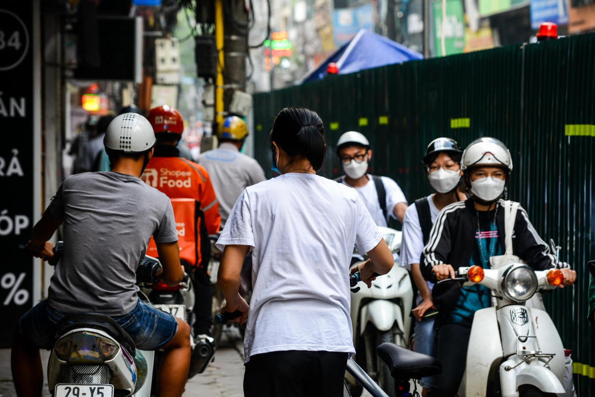 Cứ như vậy, người dân đành phải leo lên cả vỉa hè, lấn chiếm phần đường của người đi bộ.