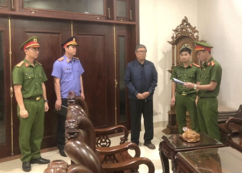 Công an đọc lệnh bắt giam ông Đoàn Quang Vinh, nguyên Hiệu trưởng trường Đại học Bách Khoa Đà Nẵng đêm 23/2. Ảnh: Công an Đà Nẵng.