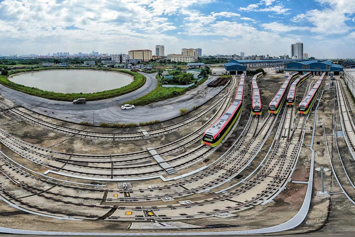 Dự án đường sắt đô thị Nhổn - ga Hà Nội có tổng chiều dài chính tuyến là 12,5 km (8,5 km đoạn đi trên cao và khoảng 4 km đoạn đi ngầm), gồm 12 ga (8 ga trên cao, 4 ga ngầm), 1 depot rộng 15,5 ha.  Theo ghi nhận của PV Đại Đoàn Kết Online, sáng 5/12, 8 đoàn tàu của tuyến đường sắt đô thị Nhổn - ga Hà Nội đã chính thức được vận hành chạy thử trong môi trường hạn chế. Các đoàn tàu này được vận hành thử đồng loạt ở đoạn tuyến trên cao kéo dài từ depot Nhổn đến ga S8 (Đại học GTVT).