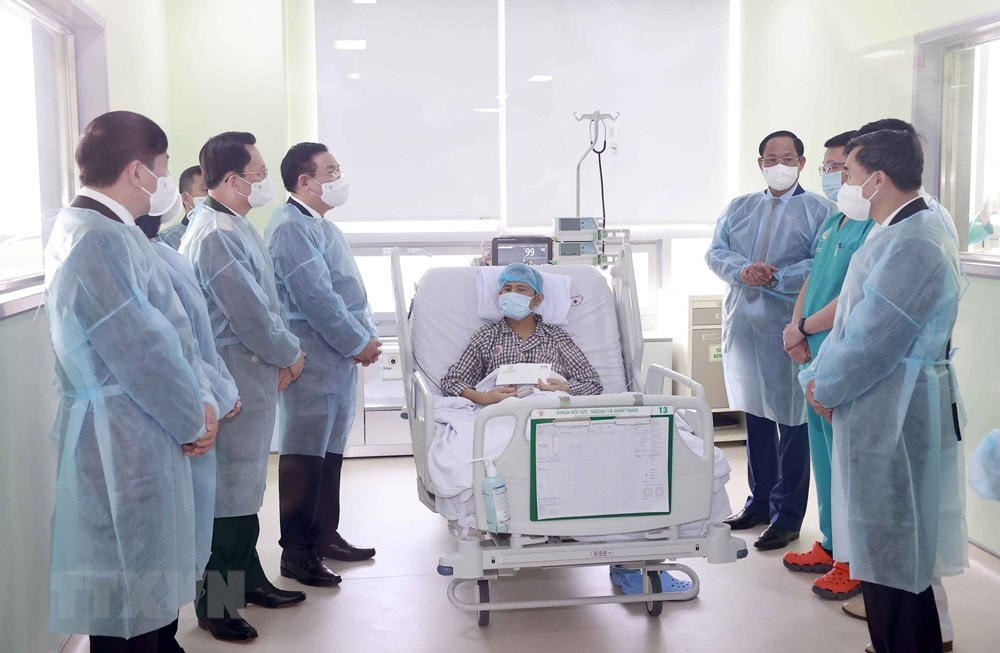 Chủ tịch Quốc hội Vương Đình Huệ thăm, tặng quà bệnh nhân tại Khoa Hồi sức ngoại khoa và ghép tạng, Bệnh viện Trung ương Quân đội 108. (Ảnh: Doãn Tấn/TTXVN).