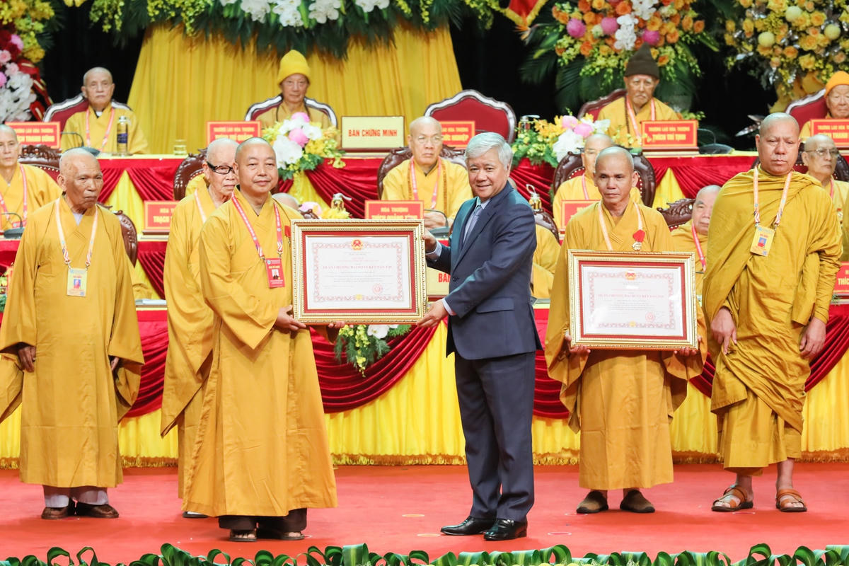 Chủ tịch Đỗ Văn Chiến trao Huân chương Đại đoàn kết dân tộc cho các cá nhân thuộc GHPG Việt Nam.