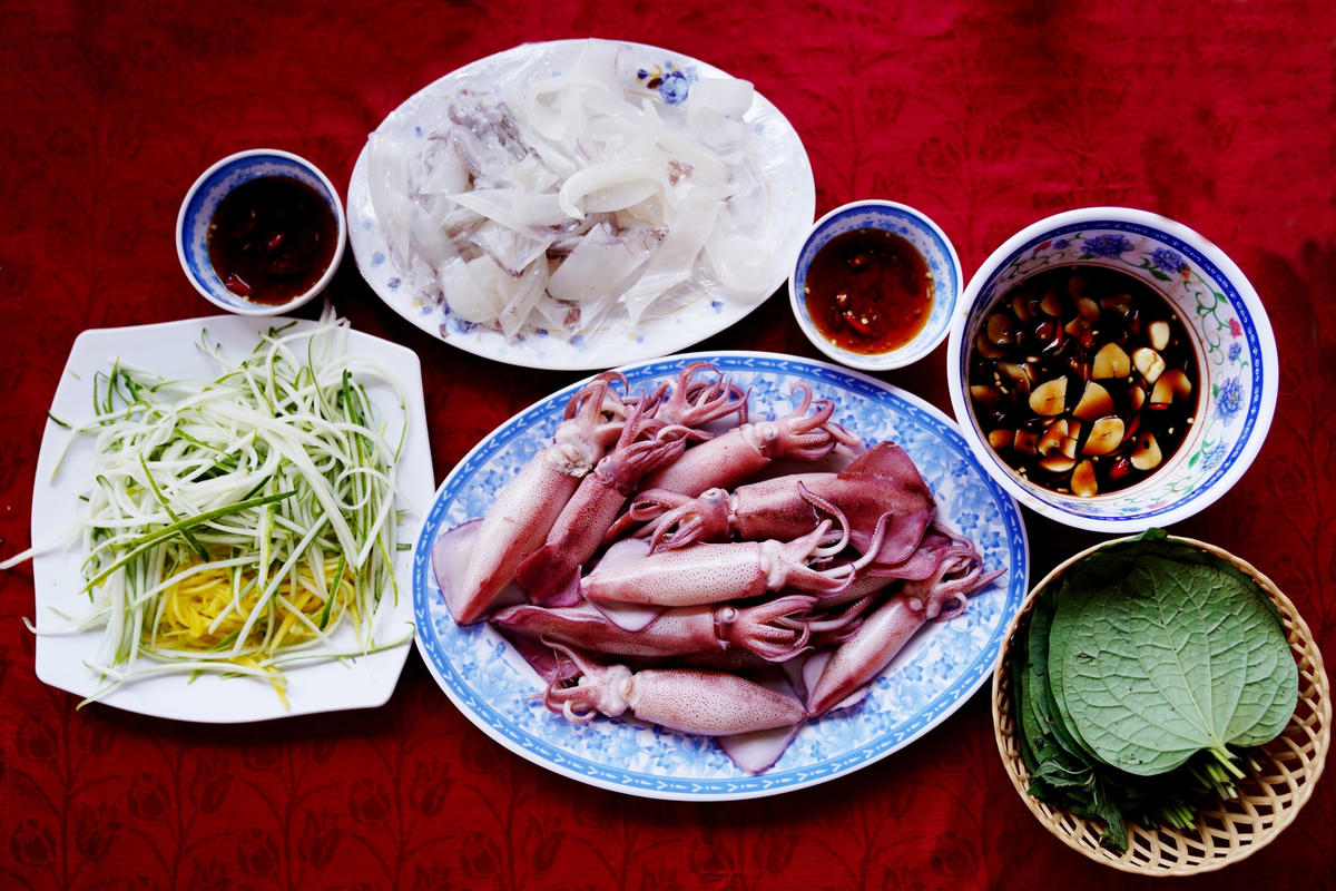 Mực nhảy được chế biến chủ yếu 2 món là hấp và gỏi. Gia vị không thể thiếu khi ăn là mù tạt hoặc nước mắm gừng, kẹp lá lốt.