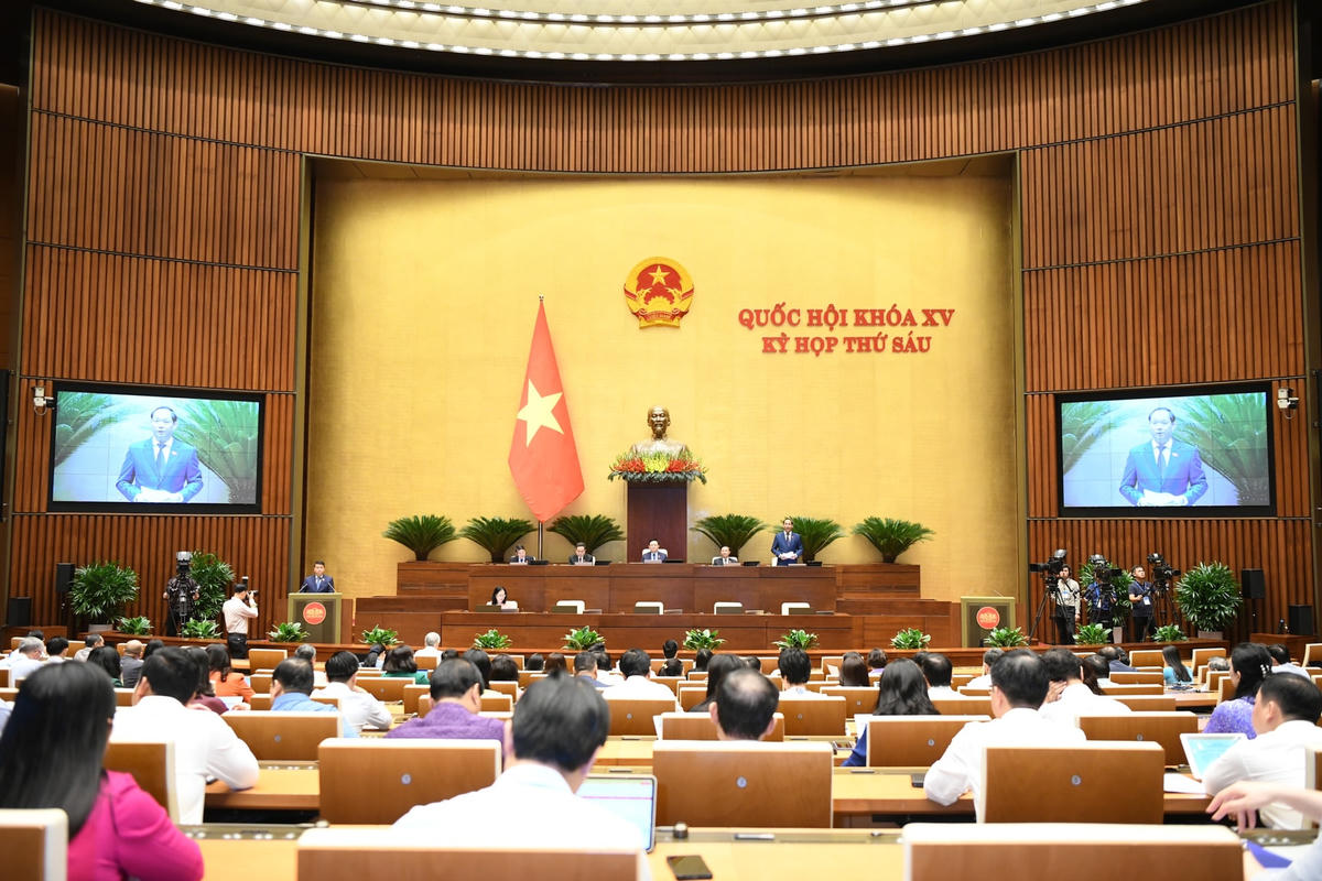 Các ĐBQH tham dự phiên họp. Ảnh: Quang Vinh.