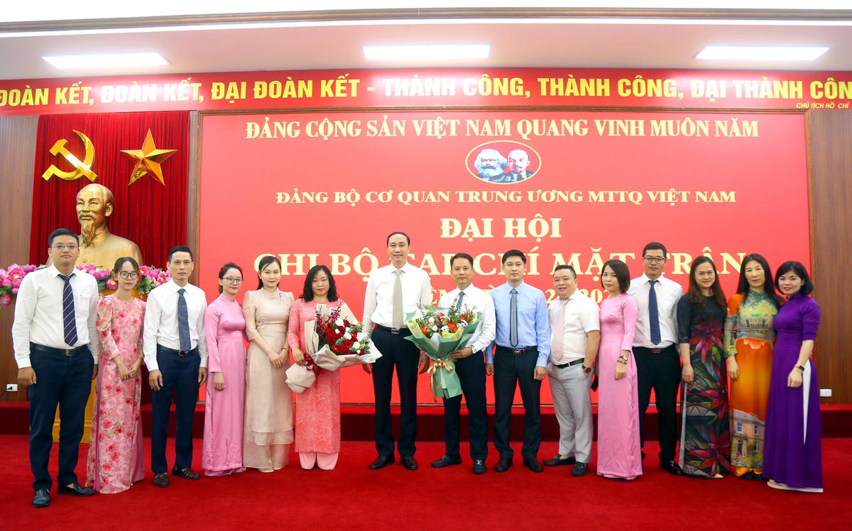 Phó Chủ tịch Phùng Khánh Tài tặng hoa chúc mừng Chi bộ Tạp chí Mặt trận. Ảnh: Kỳ Anh.