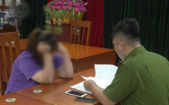 Chị N.P.T. tại cơ quan công an.