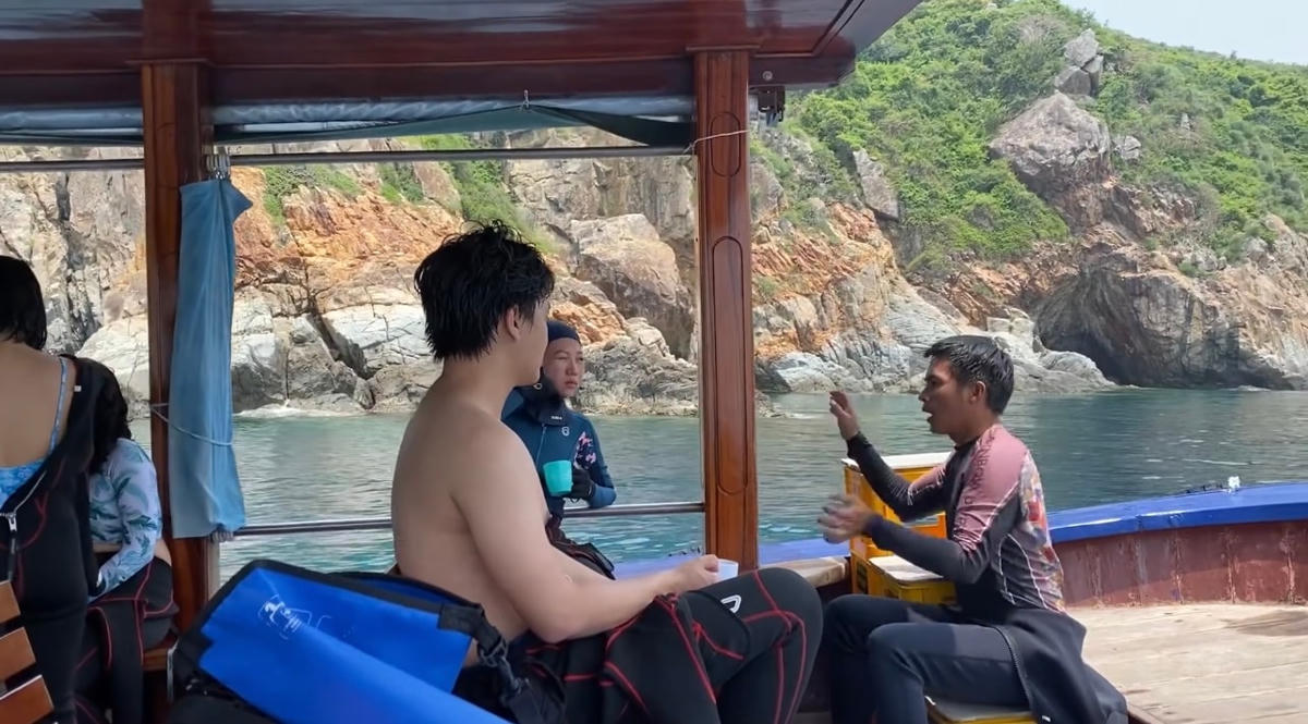 Anh Thanh Hào hướng dẫn kỹ thuật cơ bản cho du khách lặn biển.  