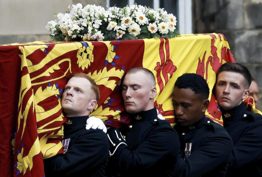 Linh cữu của Nữ hoàng Elizabeth II đã đến Edinburgh ngày 11/9. Nguồn: AP.