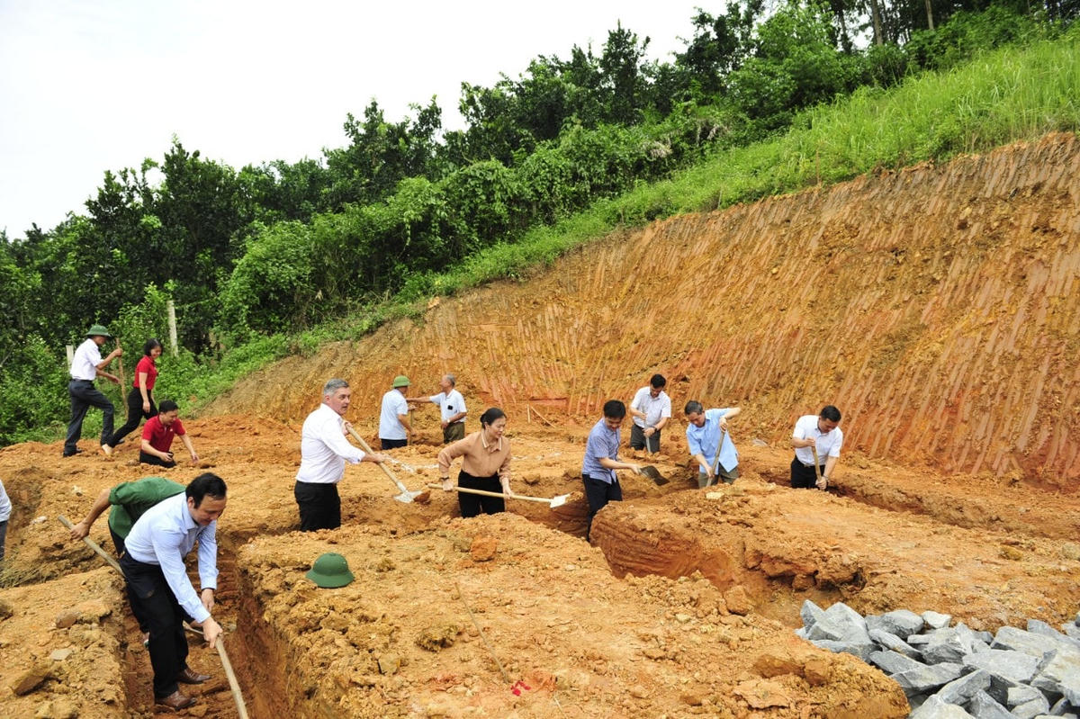 Phó Chủ tịch Trương Thị Ngọc Ánh dự lễ khởi công xây dựng nhà Đại đoàn kết của gia đình ông Hà Xuân Trường.