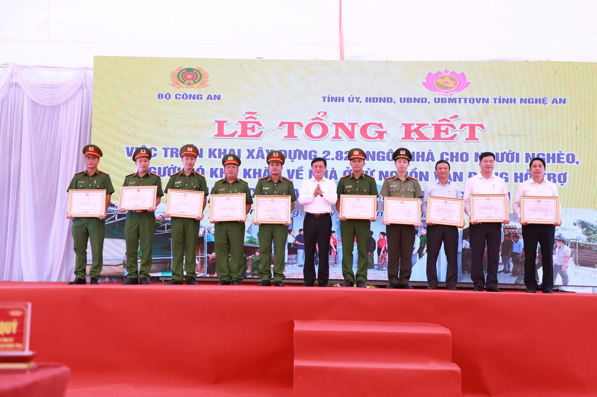 Đại diện lãnh đạo Bộ Công an và tỉnh Nghệ An trao Bằng khen của Chủ tịch UBND tỉnh Nghệ An khen thưởng các tập thể, cá nhân có thành tích xuất sắc trong công tác xây dựng nhà cho người nghèo, người có khó khăn về nhà ở.