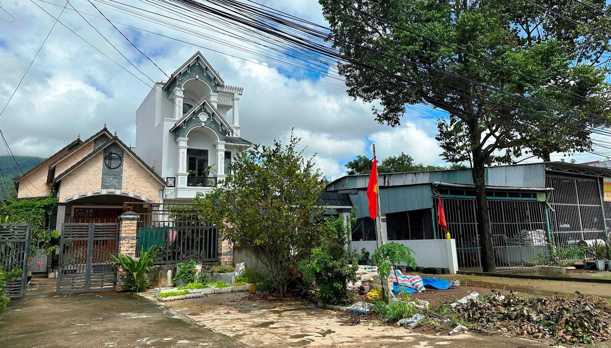 Ngày càng nhiều nhà cao tầng, kiên cố được mọc lên ở xã NTM kiểu mẫu Xuân Hiệp. Ảnh Mạnh Thìn.