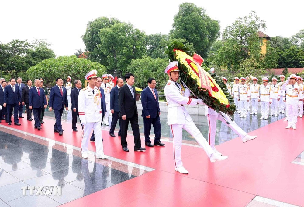 Đoàn đại biểu Lãnh đạo, nguyên Lãnh đạo Đảng, Nhà nước tới đặt vòng hoa tưởng niệm các Anh hùng Liệt sỹ tại Ðài tưởng niệm các Anh hùng liệt sỹ ở đường Bắc Sơn. (Ảnh: Phạm Kiên/TTXVN) TTXVN_1805vienglietsy3.jpg