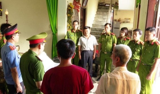 Cơ quan Công an đọc lệnh bắt giữ đối tượng Hồ Văn Nhật.
