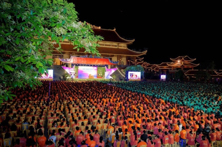 Nghe Sư Phụ giảng về nhân quả.