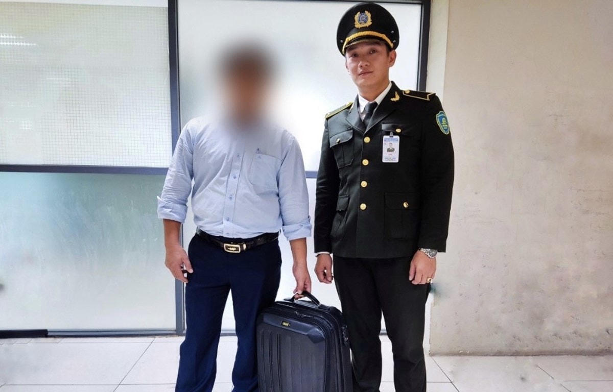 Anh Trịnh Quốc Thắng, nhân viên an ninh hàng không phát hiện và trao trả tài sản khách bỏ quên tại sân bay Nội Bài. Ảnh: CTV/Vietnam+