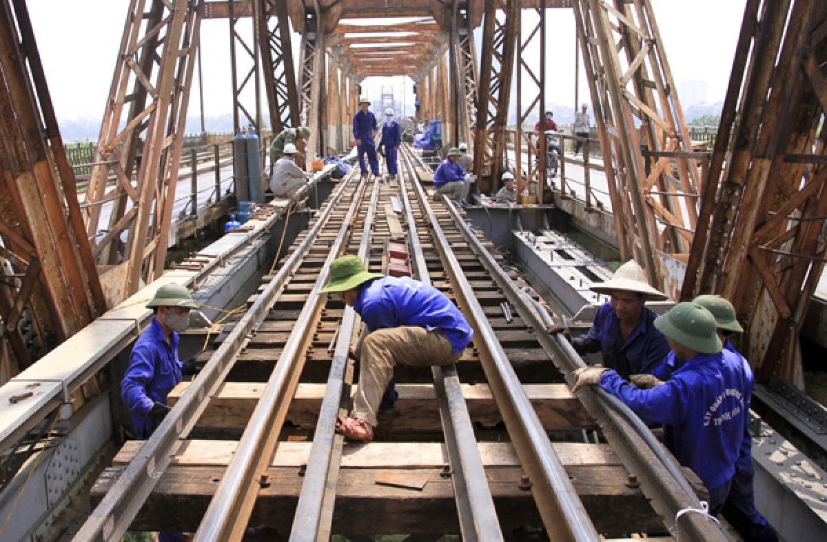 Tu sửa cầu Long Biên. Ảnh: Tú Cẩm.