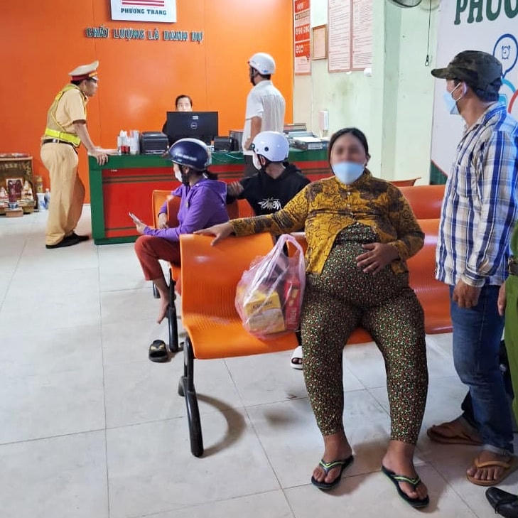 Chị B. được lực lượng chức năng giúp đỡ. (Ảnh CTV)