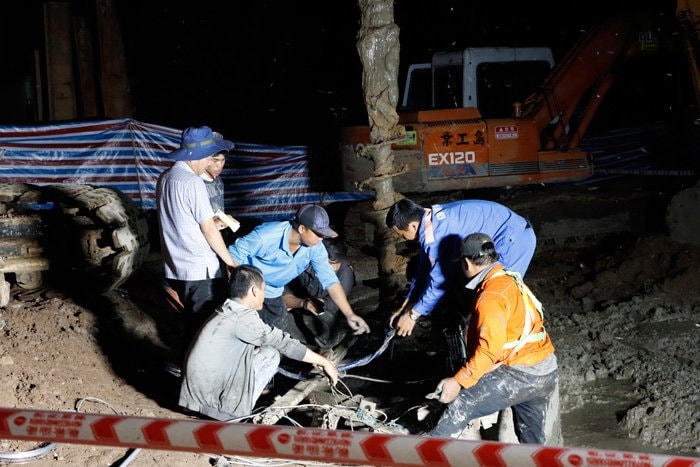 Hiện trường cứu hộ cháu bé tại công trình cầu Kênh Rọc Sen. Ảnh: Cổng TTĐT Đồng Tháp.