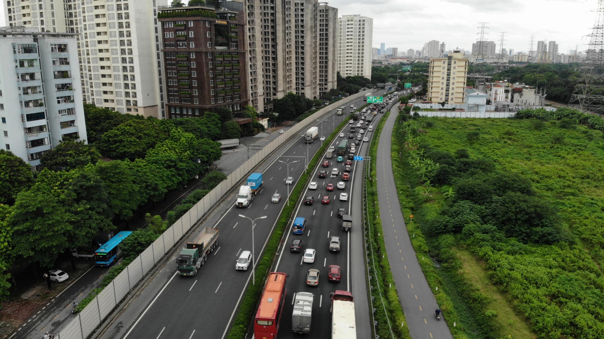 Tại tuyến cao tốc Pháp Vân - Cầu Giẽ dòng xe nối đuôi nhau đi vào nội đô Hà Nội.