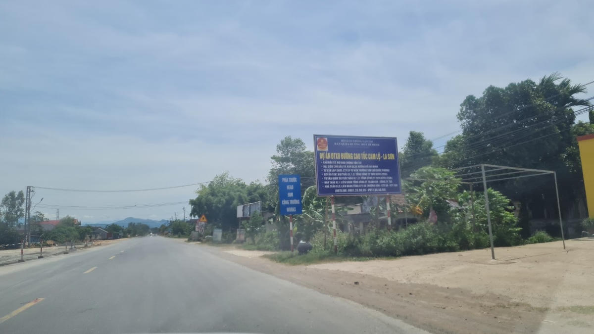 Cao tốc Cam Lộ - La Sơn có chiều dài hơn 98 km đi qua địa phận tỉnh Quảng Trị và Thừa Thiên - Huế.