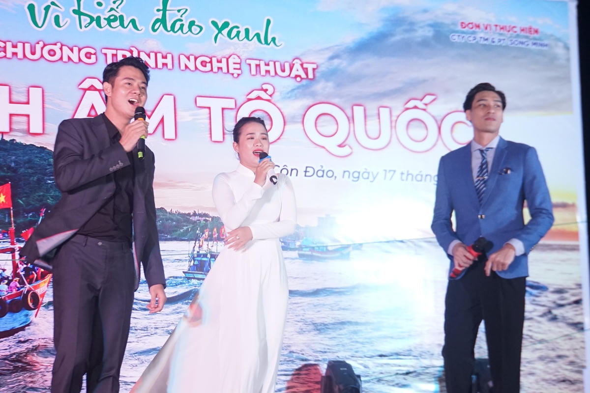 Các ca sĩ cùng hòa giọng trong "Giai điệu Tổ quốc".  
