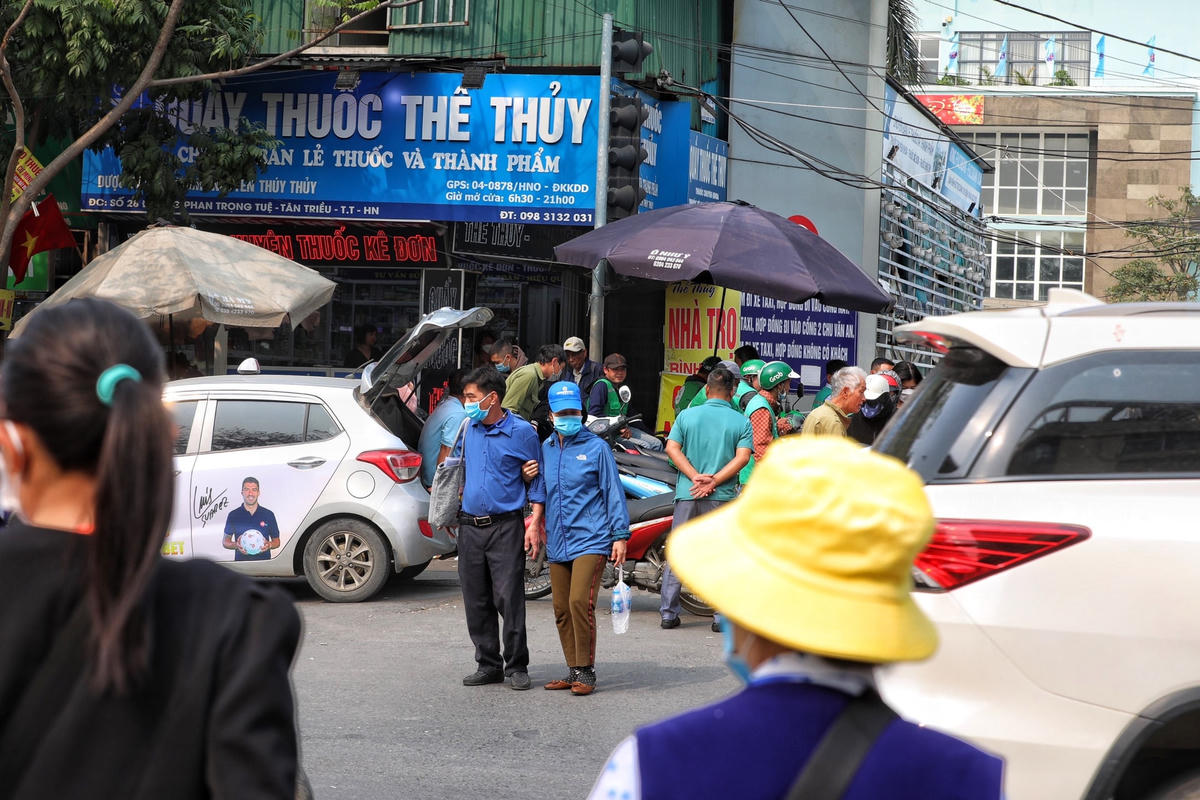 'Ngó lơ' cầu vượt bộ hành, người đi bộ liều mình băng qua đường