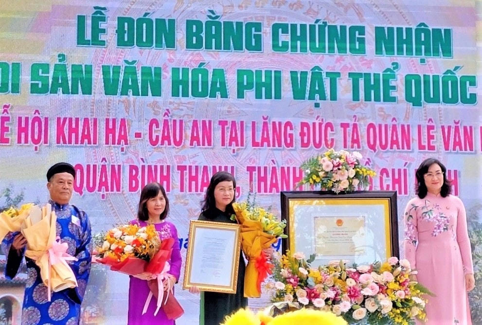 Quang cảnh Ban Quản lý lăng đón nhận Bằng chứng nhận di sản văn hóa phi vật thể Quốc gia. 