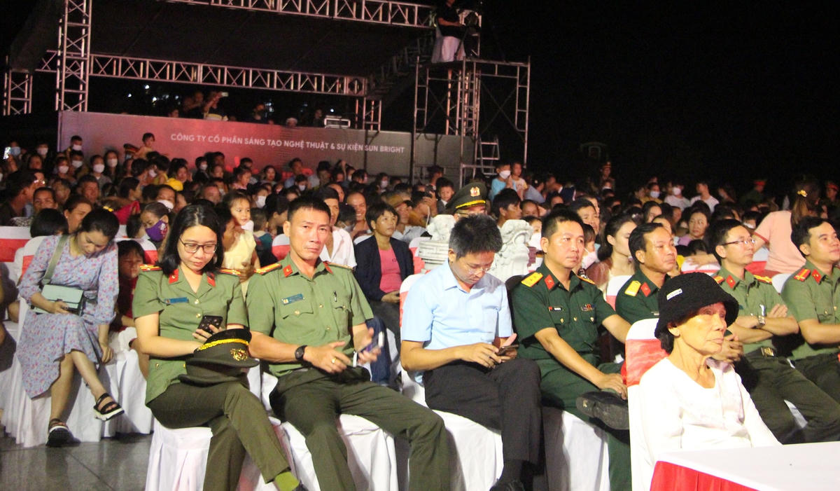 : Rất đông người dân đến dự chương trình “Giữ trọn lời thề”.