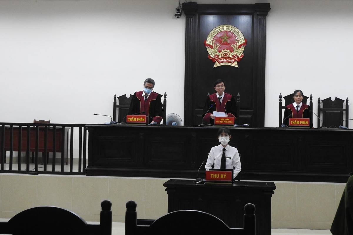 Hội đồng xét xử phúc thẩm vụ "Giám đốc tự tử tại tòa". Ảnh Thanh Tùng.