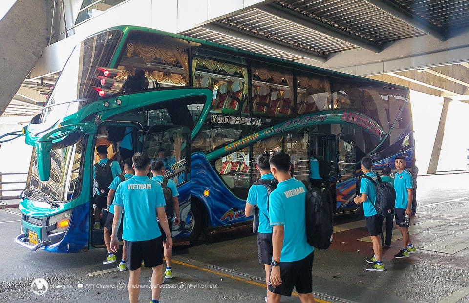 Xe bus phục vụ đội tuyển trong thời gian tập huấn tại Bangkok. Ảnh: VFF.