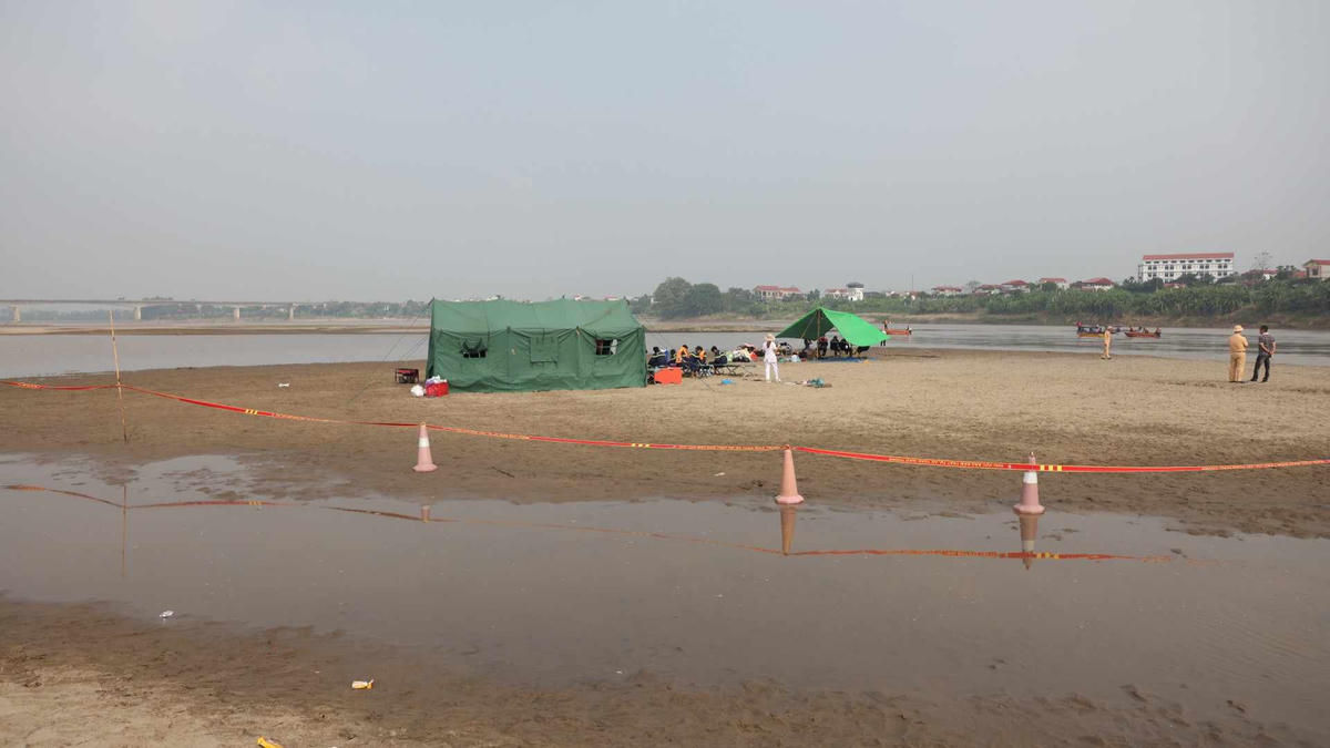 Vụ việc thương tâm xảy ra vào khoảng 16h ngày 18/11, khi 6 học sinh tắm ở sông Hồng, đoạn chạy qua khu 1, xã Hiền Quan thì 5 cháu mất tích. Ảnh Tuấn Trung.