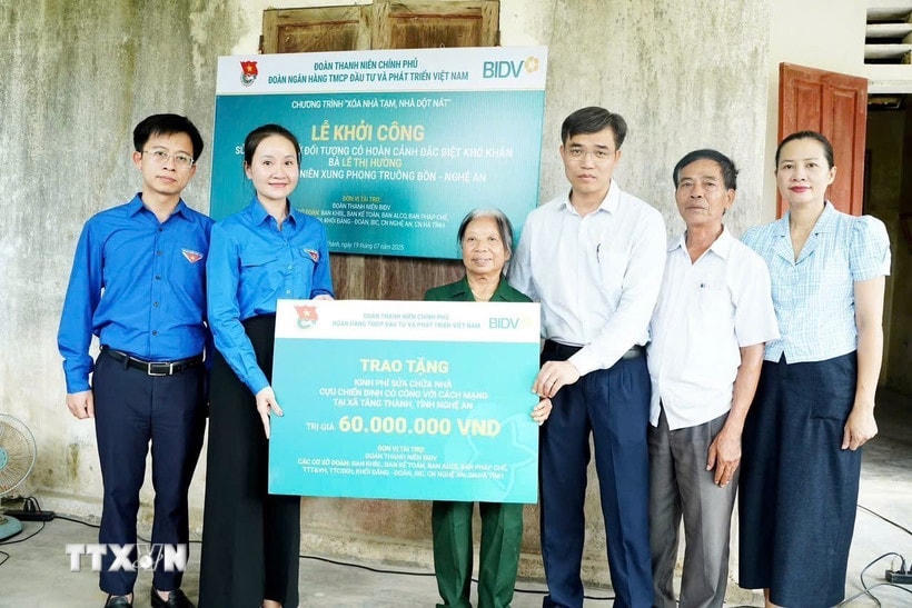 Trao tặng căn nhà tình nghĩa cho cựu thanh niên xung phong ở Nghệ An. (Ảnh: TTXVN)