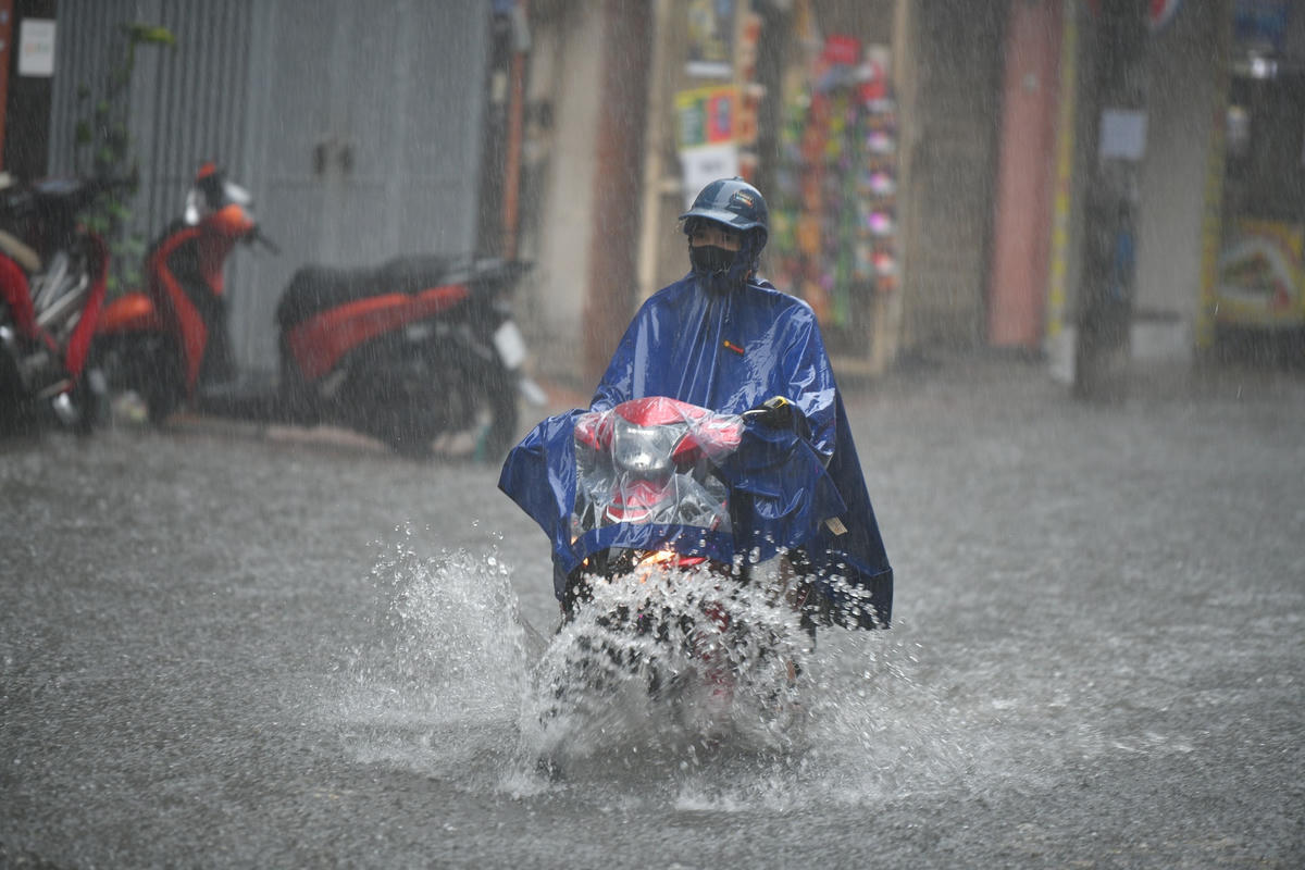 Chỉ trong 1 giờ đồng hồ đầu tiên, lượng mưa đo được tại Yên Sở (Hoàng Mai) đã lên đến trên 186 mm, tại Tây Mỗ (Nam Từ Liêm) 84,5 mm; Thanh Trì 82,4 mm... Cơn mưa trắng trời, như trút nước, diễn ra trên diện rộng đã gây quá tải hệ thống thoát nước của thành phố.