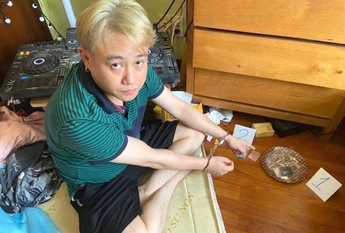 Diễn viên Hữu Tín lúc bị bắt. 