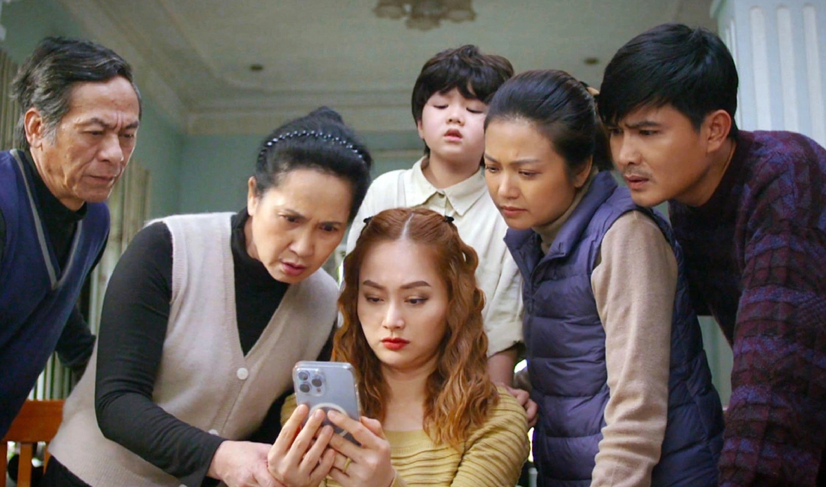 NSND Lan Hương trong phim “Gia đình mình vui bất thình lình”.  