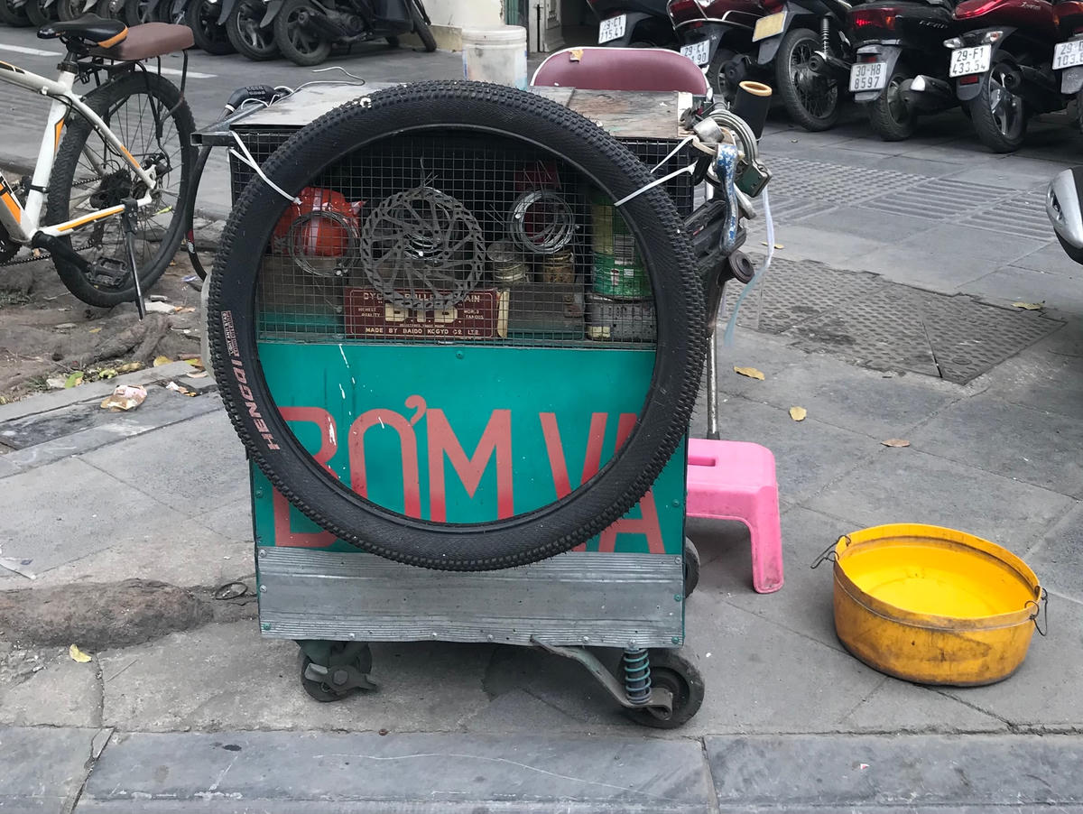 Hàng sửa xe.. Ảnh: Thư Hoàng.