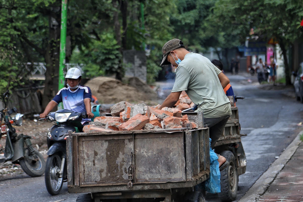Nhiều người dân sinh sống tại đây cho rằng, tình trạng này đã diễn ra từ lâu nhưng không hiểu vì lý do gì mà những trường hợp đổ trộm rác thải xây dựng ngay giữa ban ngày không hề bị xử lý. Vì vậy, đề nghị các cơ quan chức năng nhanh chóng vào cuộc để xử lý dứt điểm tình trạng trên?